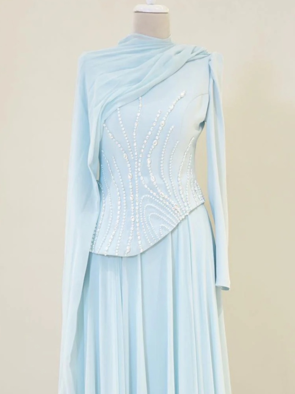 Modest evening gown - Picture 2 of 7